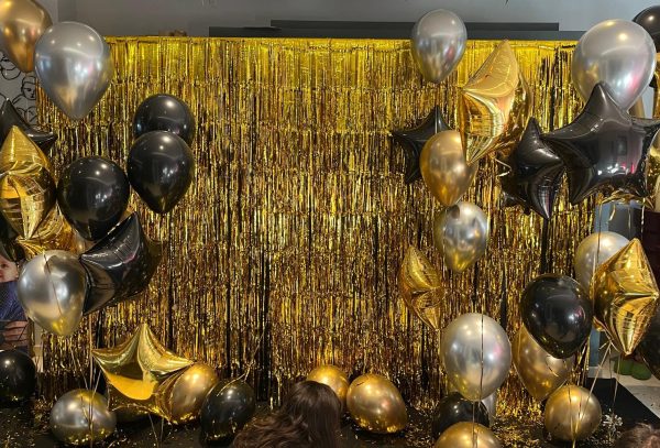 Photocall con flecos y globos en tonos dorados